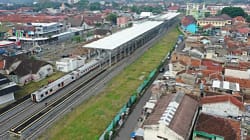 Caption : Kepala Dinas Perhubungan Kabupaten Garut, Satria Budi, memberikan penjelasan terkait rencana penambahan rute kereta api baru, di Gedung Pendopo Garut.