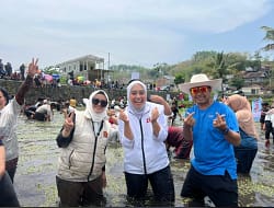Serunya! Lomba Nangkap Ikan Meriahkan Kampanye Syakur-Putri di Leles, Dila Nurul Fadilah: “Warga Pasti Pilih No 2!”