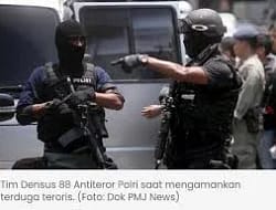 Densus 88 Geledah Rumah Terduga Teroris di Garut, Warga Kaget Tidak Menyangka Sang Teknisi Terlibat!
