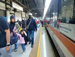 KAI Catat Layani 4,32 Juta Pelanggan KA JJ dan Lokal Selama Angkutan Lebaran 2025