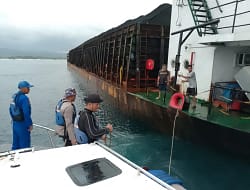 Kapal Tongkang Premium Bahari Diperiksa Satpolairud Polres Garut di Perairan Santolo