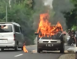 Detik-Detik Mobil Bermuatan Gabah Terbakar Hebat di Garut