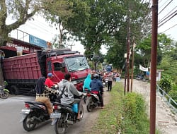 Polisi Evakuasi Truk Amblas di Garut, Arus Lalu Lintas Terganggu