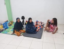 Tidur Beralaskan Tikar Basah, Warga Cimacan Menanti Bantuan yang Tak Kunjung Datang