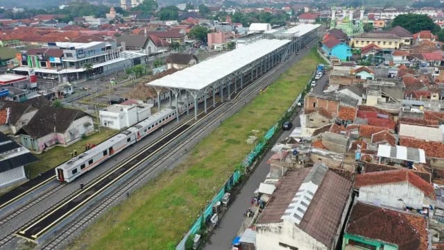 Caption : Kepala Dinas Perhubungan Kabupaten Garut, Satria Budi, memberikan penjelasan terkait rencana penambahan rute kereta api baru, di Gedung Pendopo Garut.